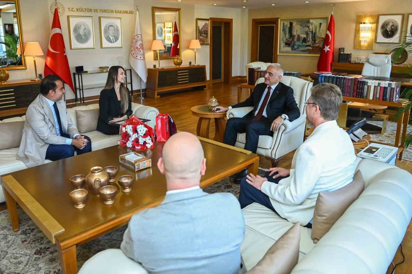 Nilay Tahiroğlu'na Bolşoy'daki büyük başarı sonrası Bakan Ersoy'dan tebrik