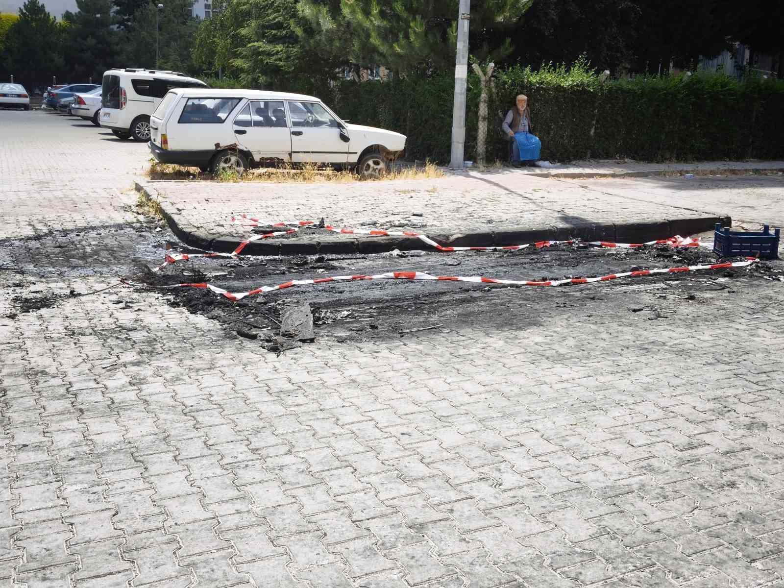 Ankara'da Pompalı Tüfekle Dehşet: Sevgilisi Olduğu İddia Edilen Kadının Dükkanını ve Arabasını Yaktı
