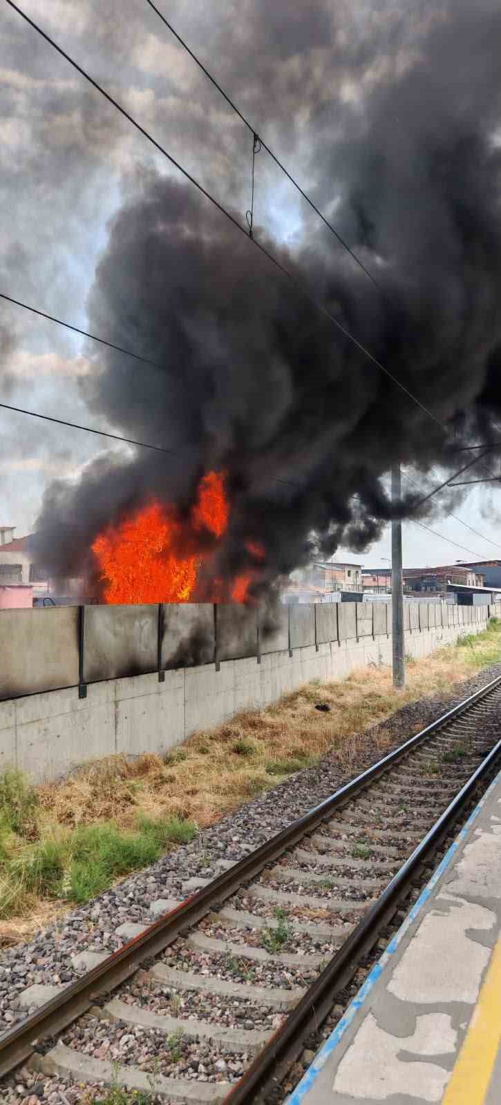 Ankara’da Boş Arazideki Yangın Tren İstasyonunu Tehdit Etti