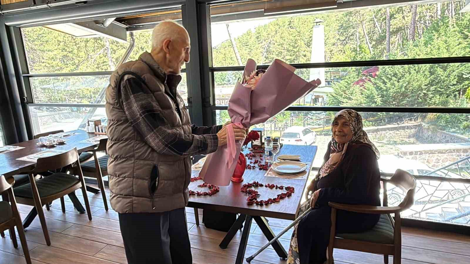 57 Yıllık Eşine Hayallerindeki Yemeği Düzenledi