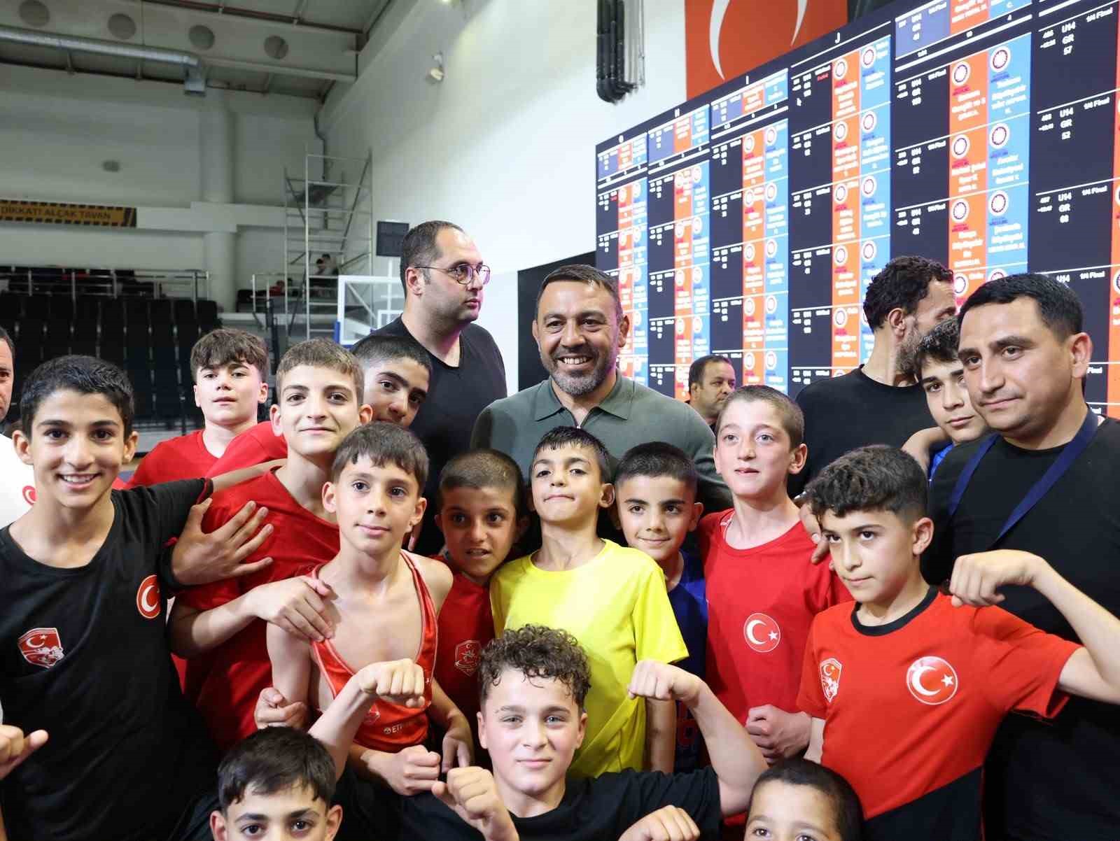 Ankara'da Minikler Güreş Şampiyonası Heyecanı