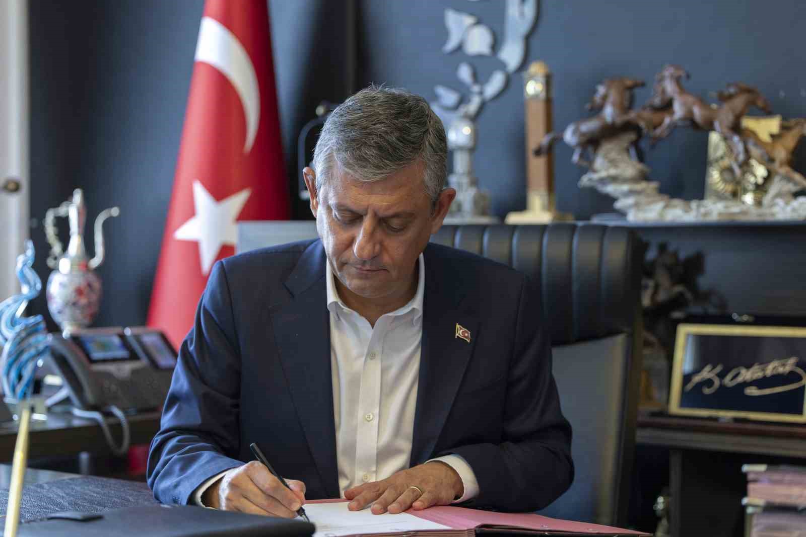 Özgür Özel, YENİ Parti'ye Geçti: 91 Milletvekili İstifa Etti
