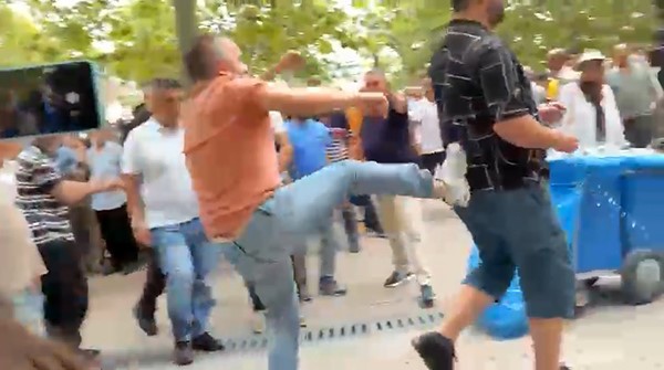 Özgür Özel'in Cuma Namazı Çıkışında Gergin Anlar