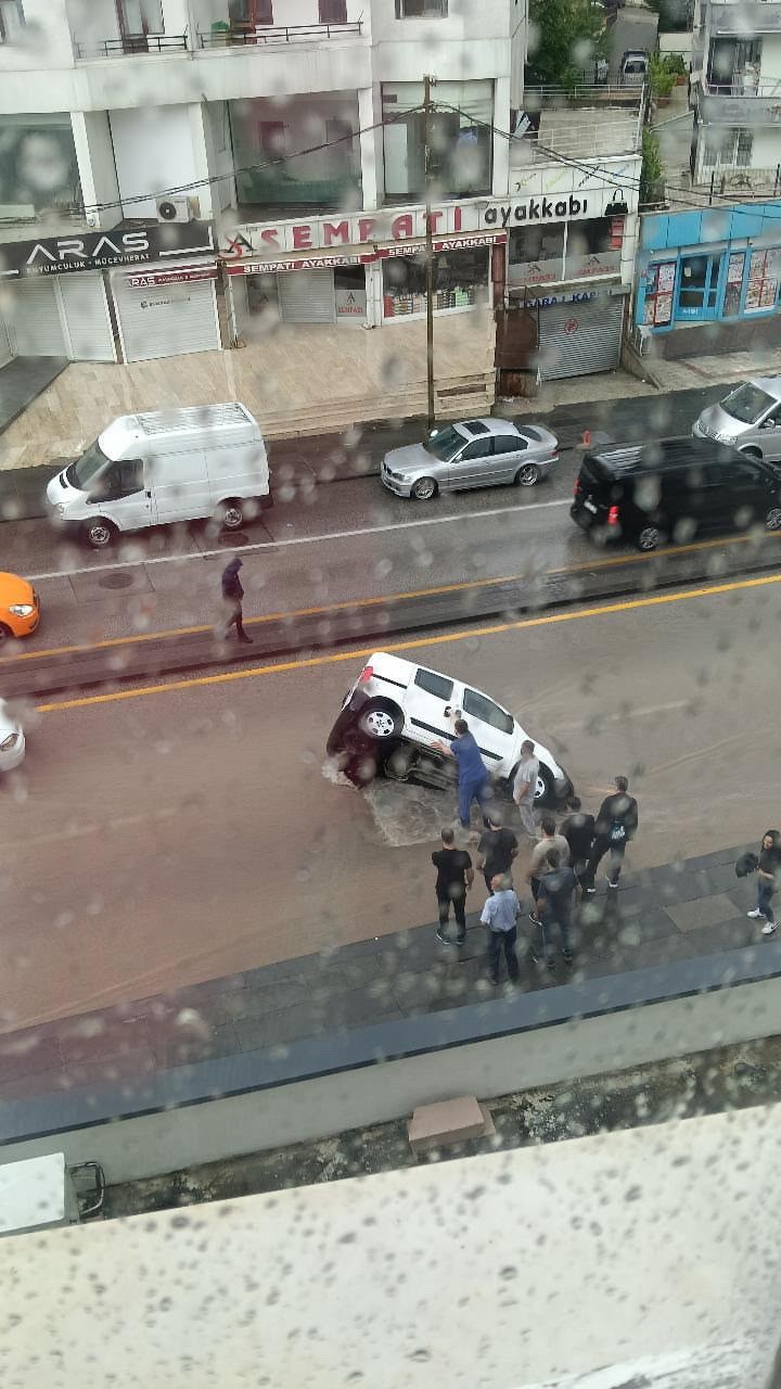 Ankara'da Sağanak Yağış Hayatı Olumsuz Etkiledi: Yollar Çöktü, İş Yerleri Su Bastı