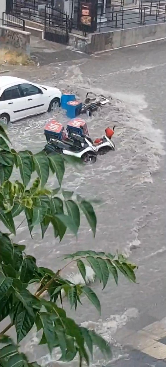 Ankara'da Şiddetli Sağanak: Motosikletler Sel Sularında Kayboldu