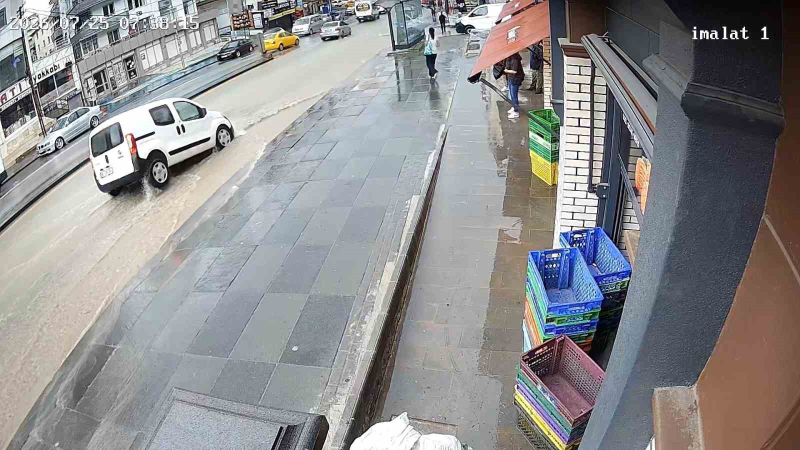 Ankara'da Sağanak Yağış Yolda Göçüğe Sebep Oldu, Araç Güvenlik Kamerasında
