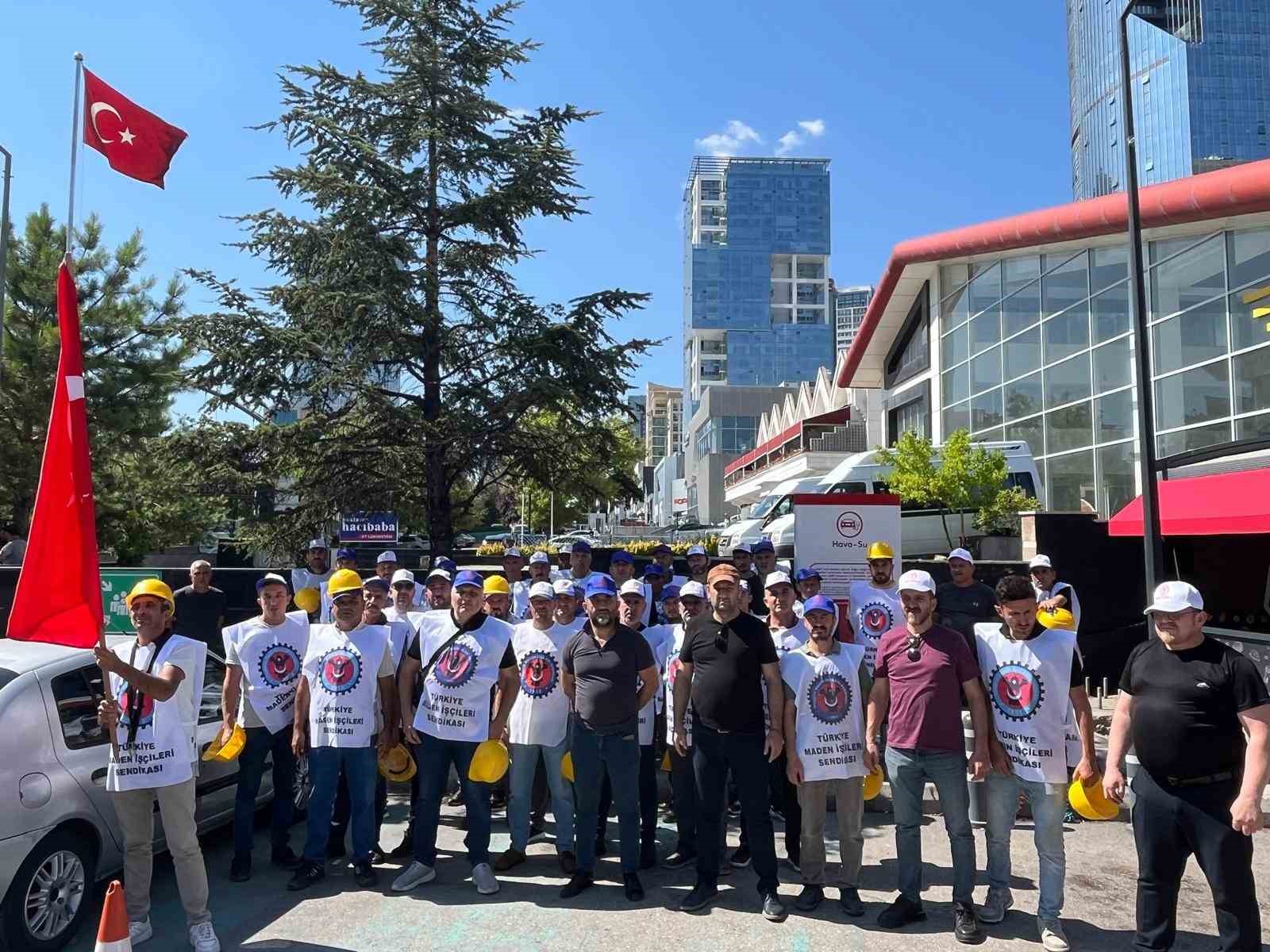 Doruk Madencilik İşçileri, Ödemelerini Almak İçin Şirket Önünde Eylem Düzenledi