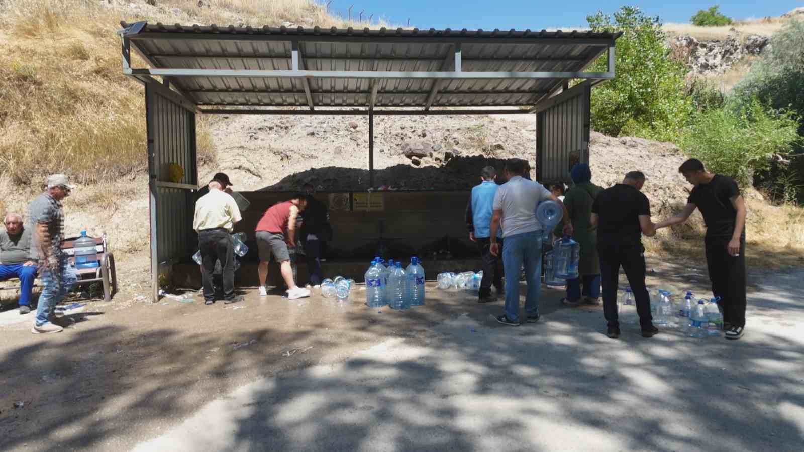 Ankara'da Vatandaşlar 3 Gün Süren Susuzluğa Çeşmelerle Cevap Verdiler