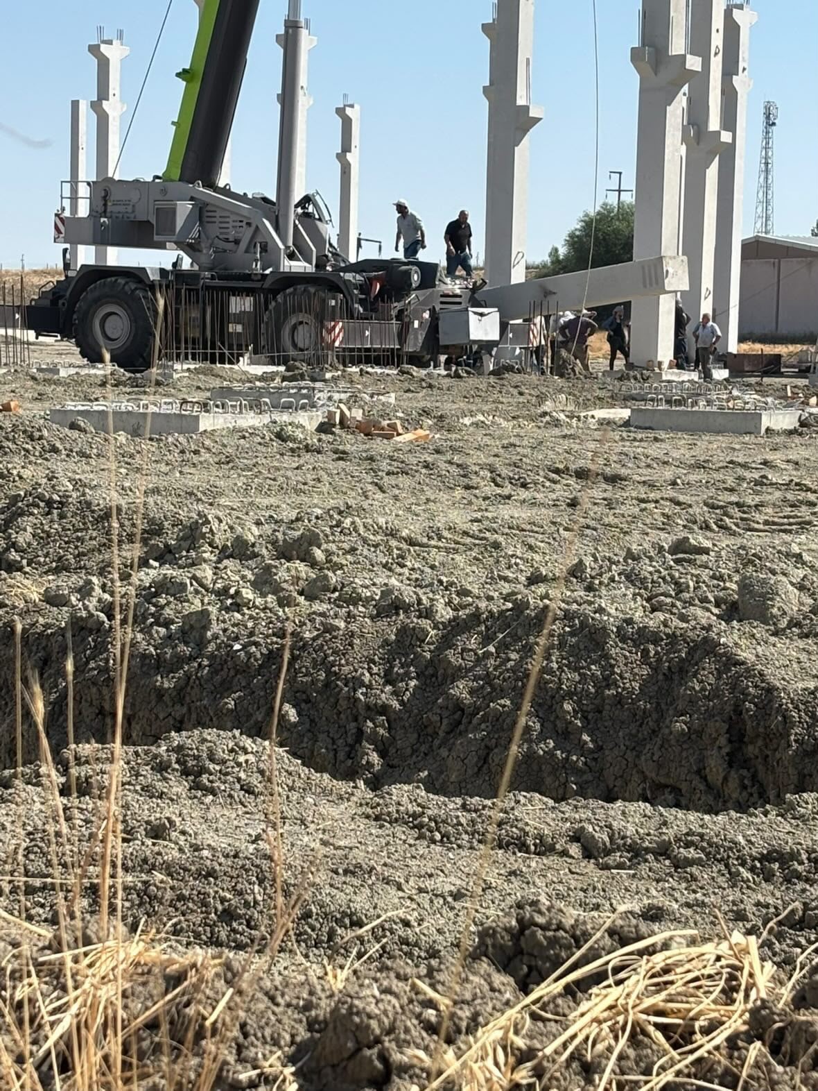 Ankara’da Fabrika İnşaatında Korkutan Kaza: Beton Kolon Vinç Kabininin Üzerine Düştü