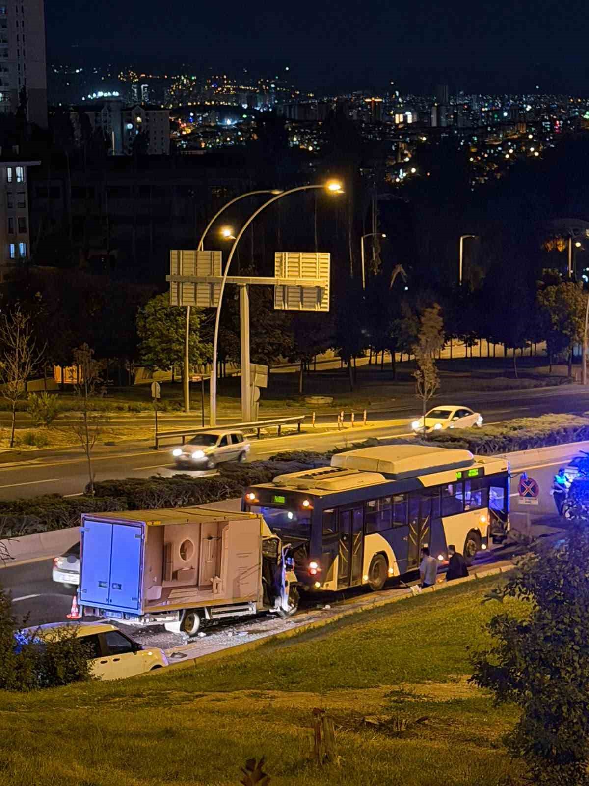 Ankara'da Kamyonet, EGO Otobüsüne Çarptı