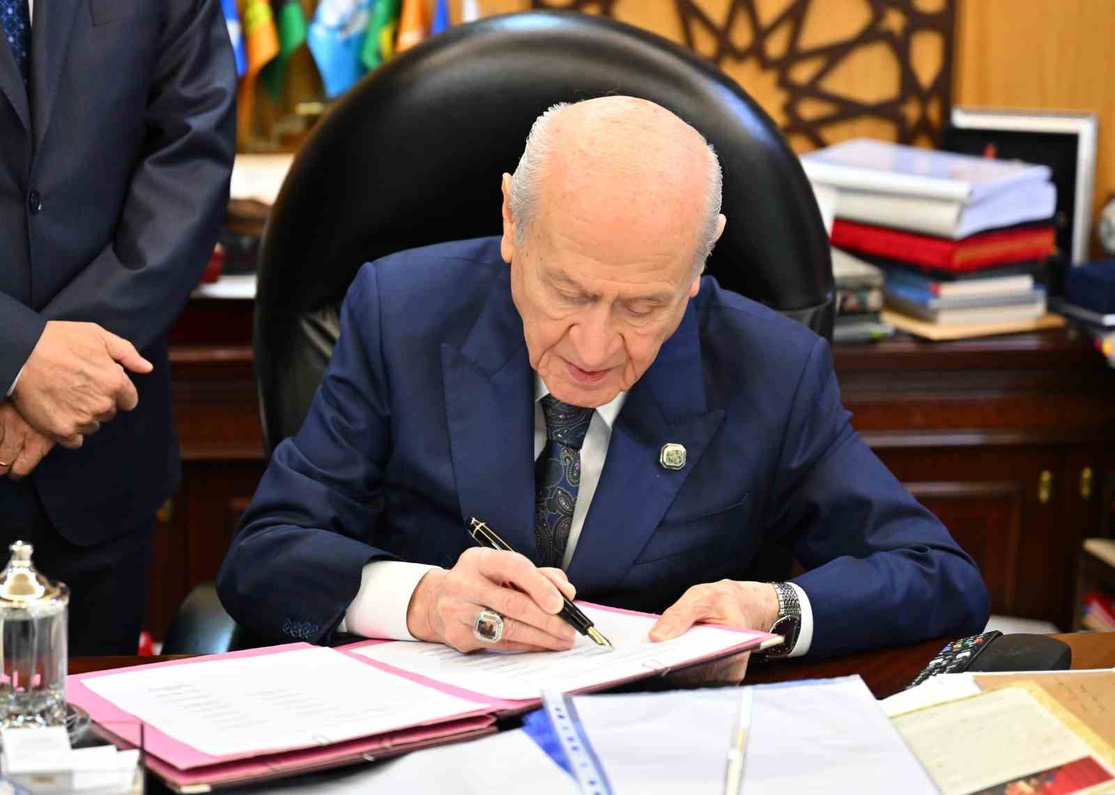 Bahçeli'nin 'Terörsüz Türkiye' için attığı tarihi imza