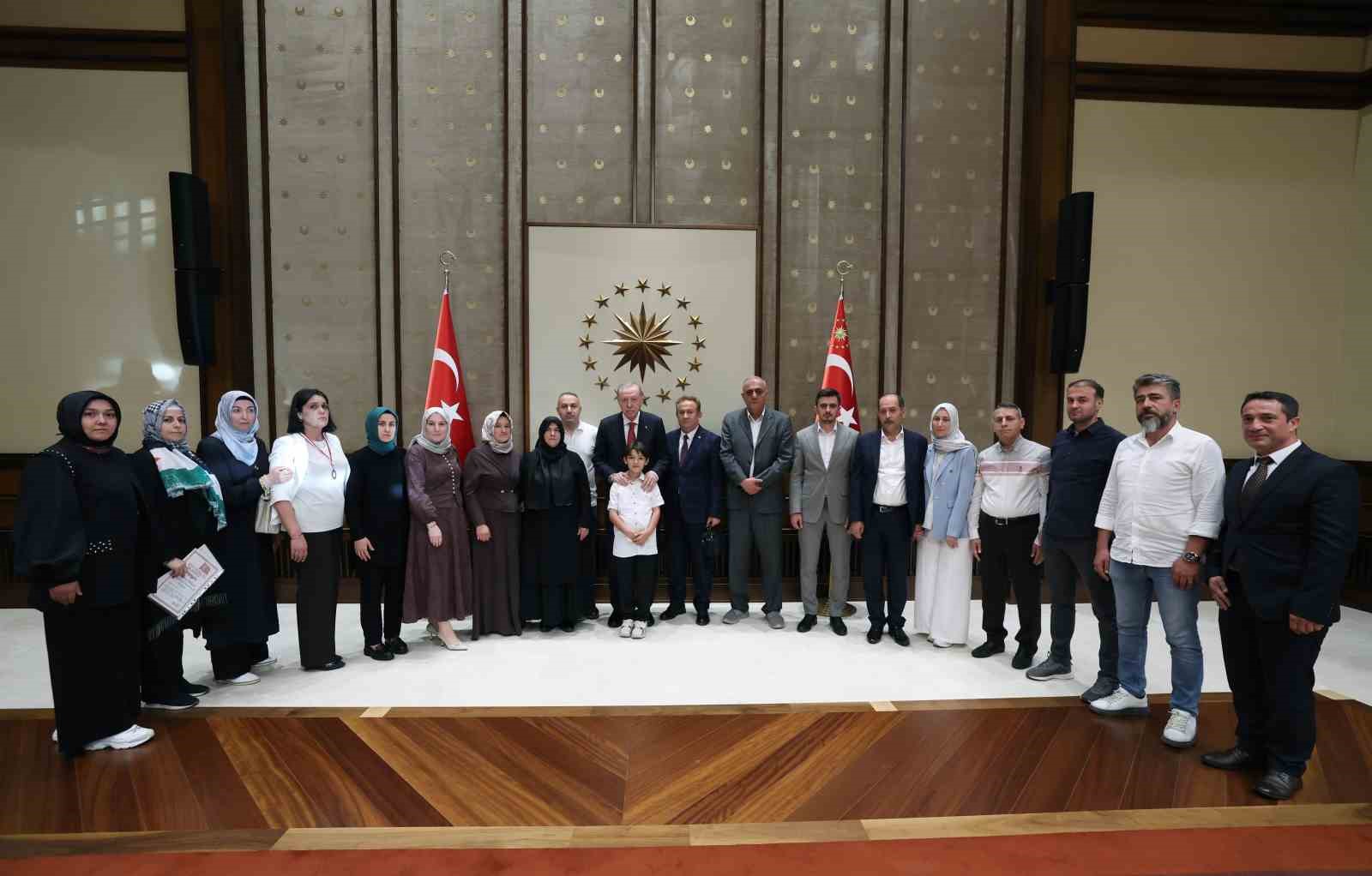 Cumhurbaşkanı Erdoğan, Kahramanmaraş’taki okul saldırısında hayatını kaybeden öğrencilerin aileleriyle bir araya geldi
