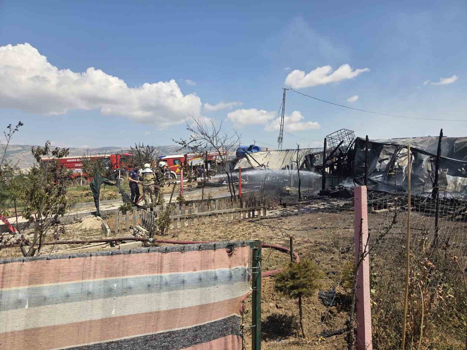 Elmadağ'da Üç Ev Alev Alev Yandı