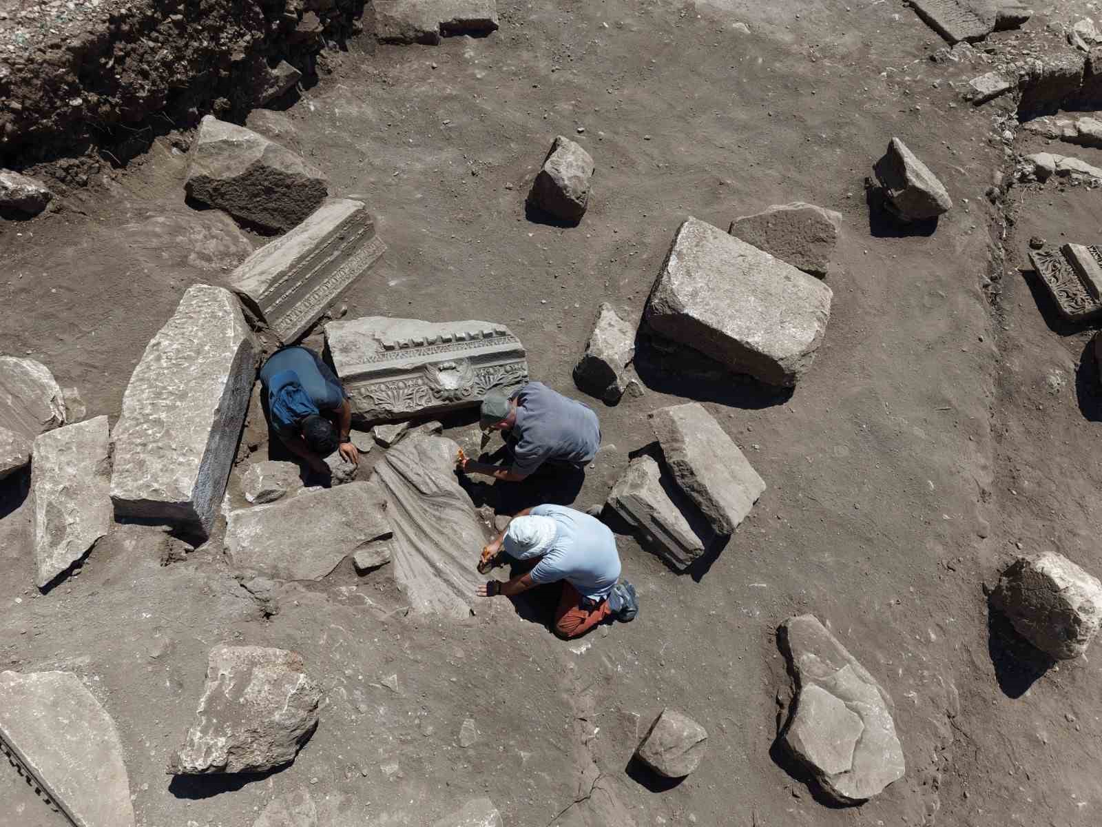 Aspendos’ta 1800 Yıllık Şifa Heykeli Ortaya Çıktı