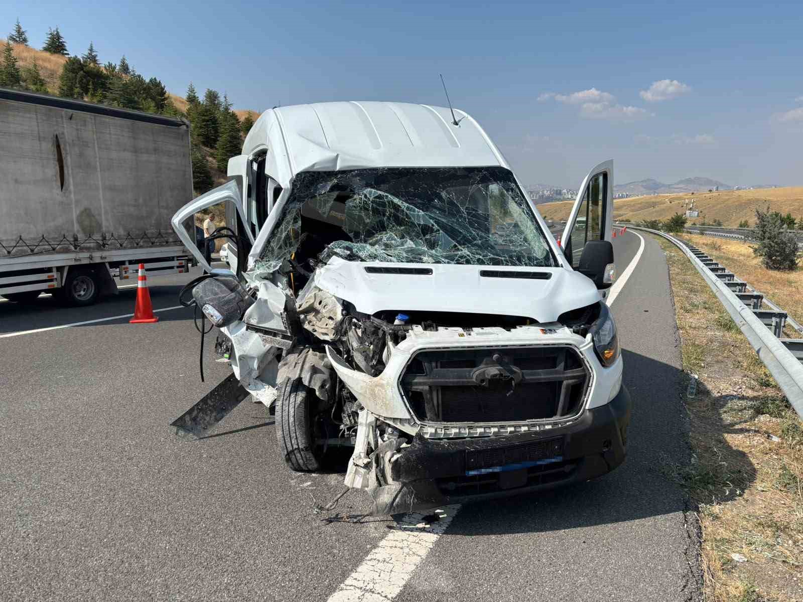 Ankara'da Servis Aracının Tıra Çarpması 7 Yaralıyla Sonuçlandı