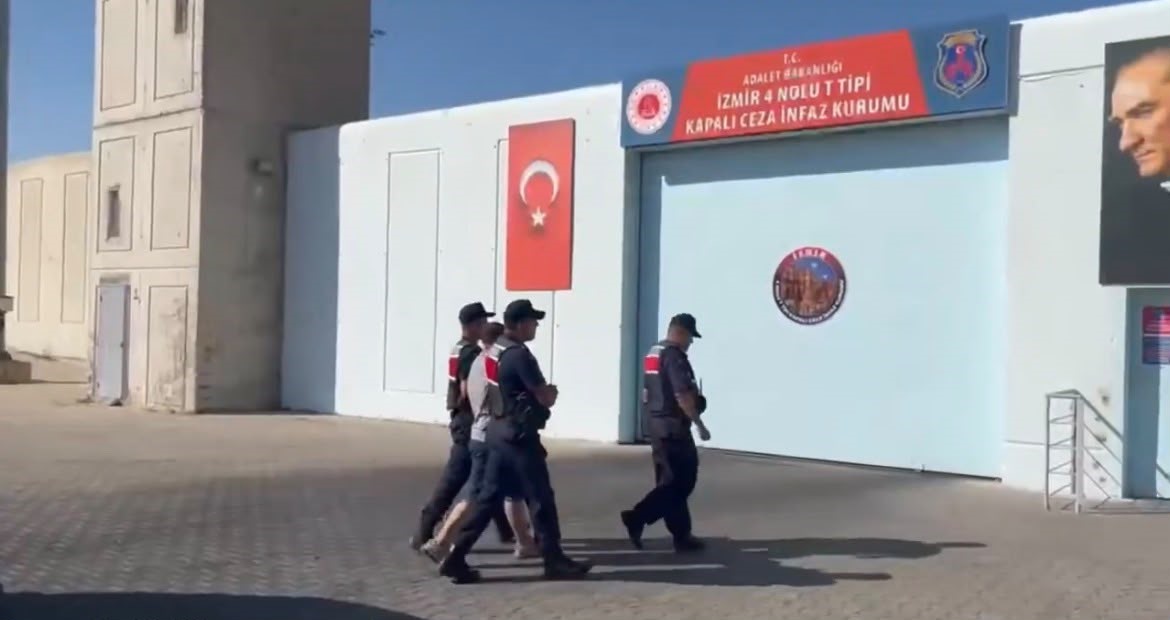 İzmir ve Muğla'da Göçmen Kaçakçılığına Darbe: 9 Organizatör ve 132 Düzensiz Göçmen Yakalandı