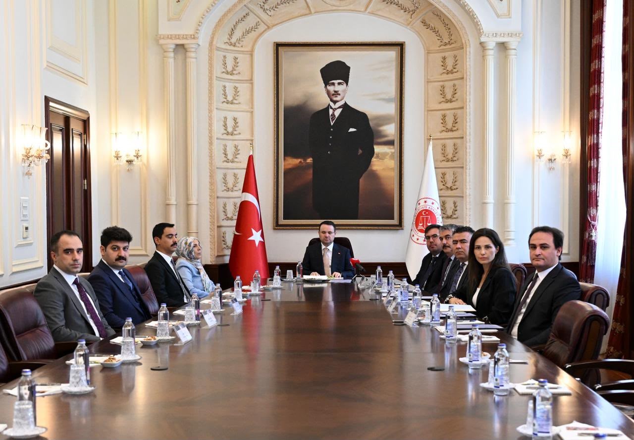 Bakan Gürlek, Muhsin Yazıcıoğlu’nun Ailesini Ziyaret Etti