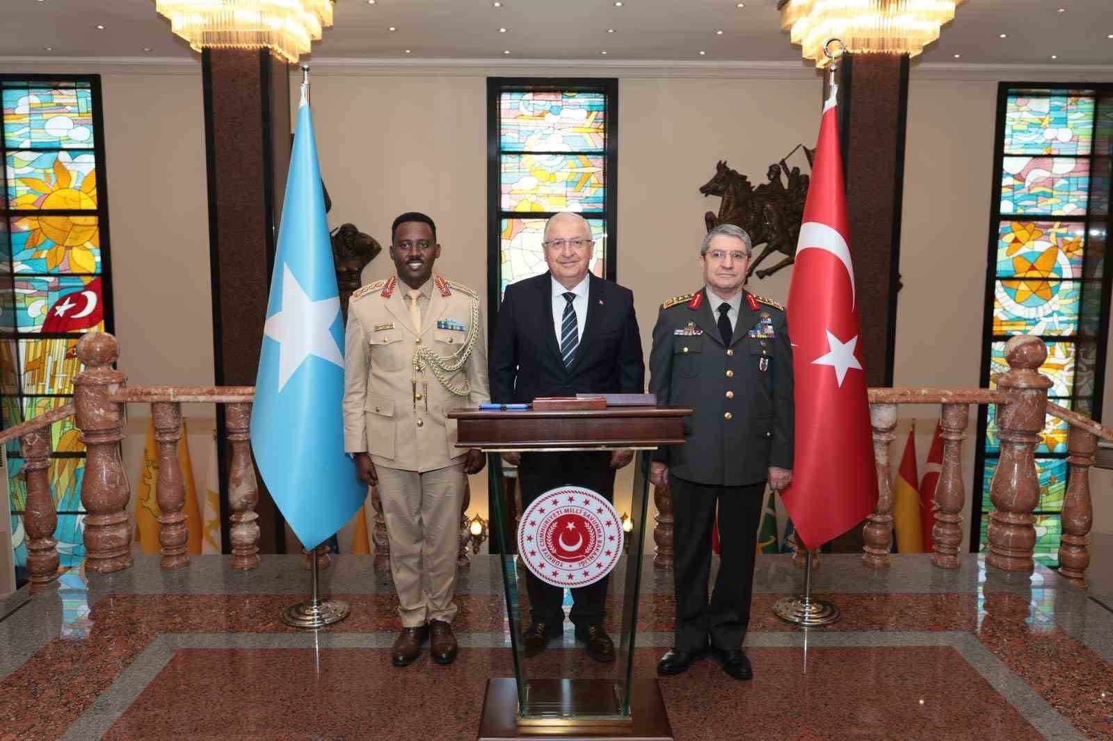 Somali Genelkurmay Başkanı Ankara'da Bakan Güler ile Bir Araya Geldi