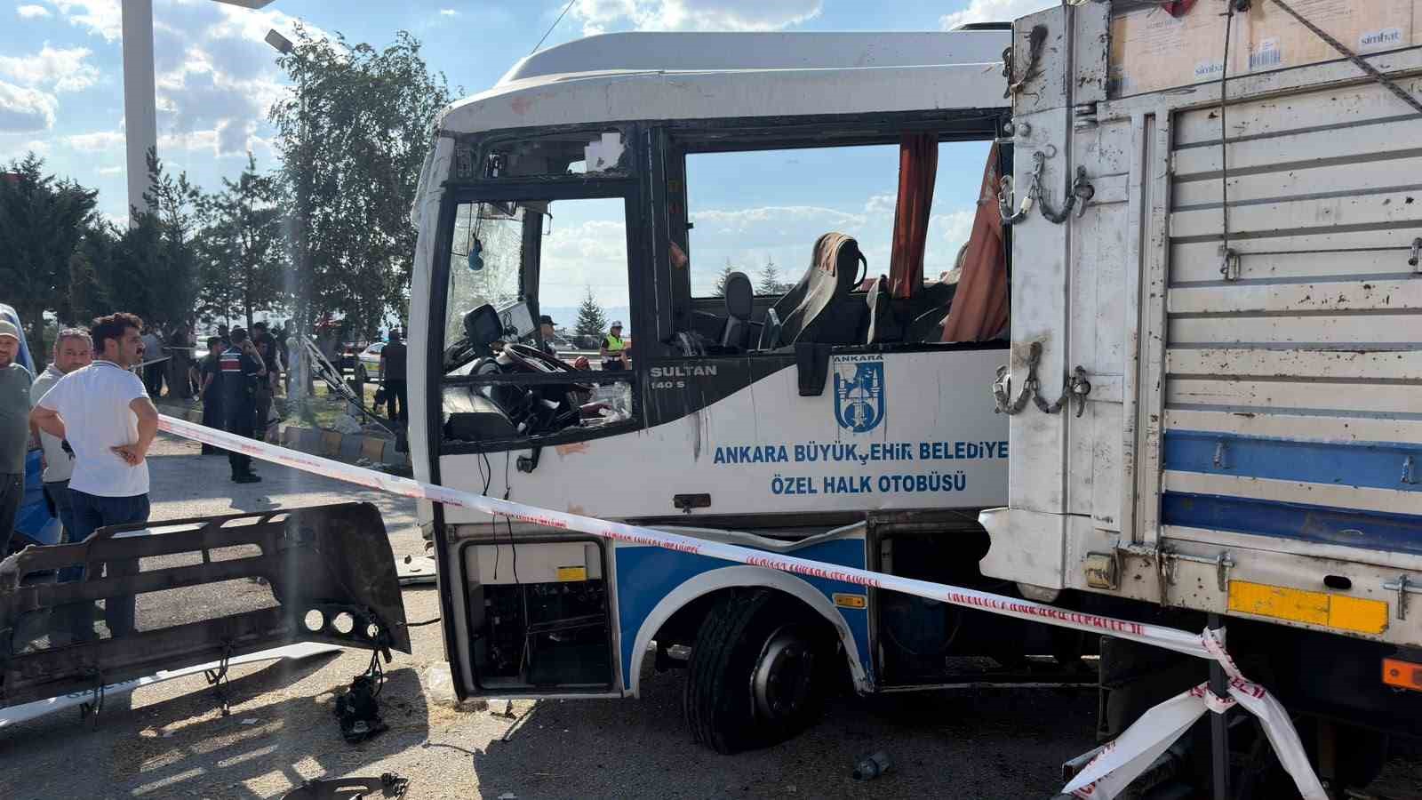 Ankara'da Midibüs ve Kamyon Çarpıştı: 1 Kayıp, 16 Yaralı