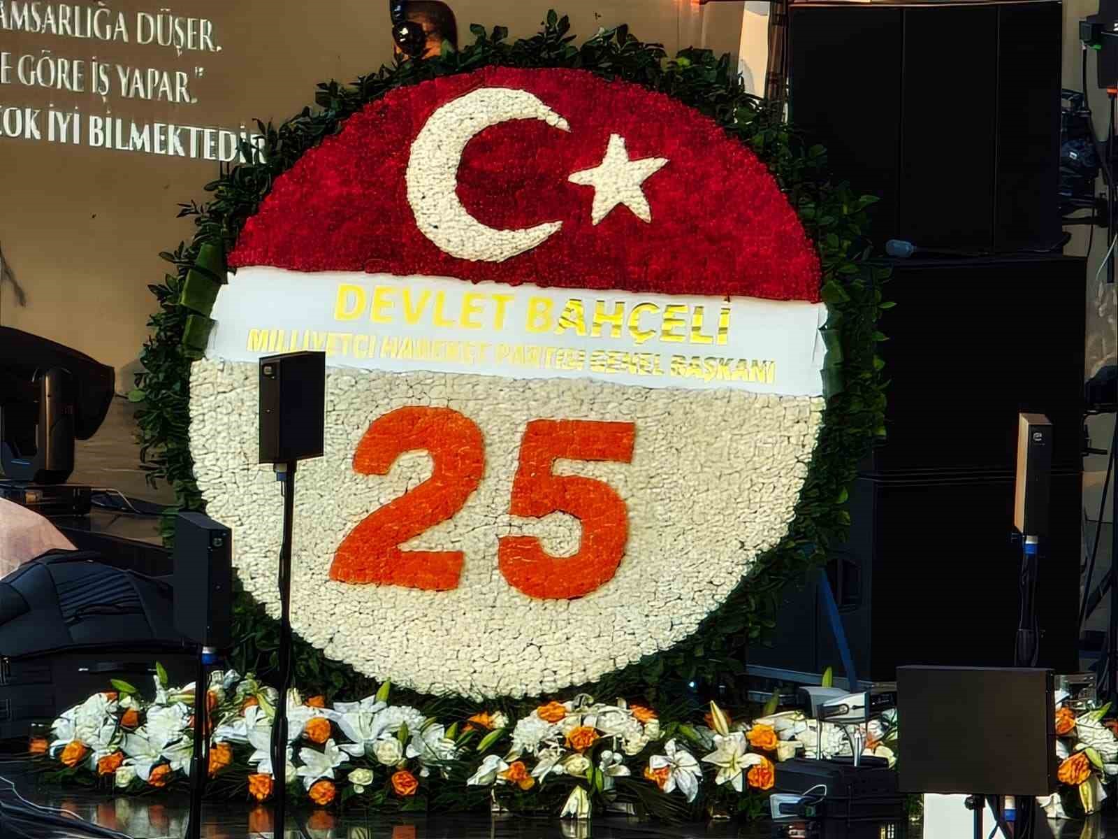 Bahçeli'den AK Parti'nin 25. Yılına Anlamlı Çelenk
