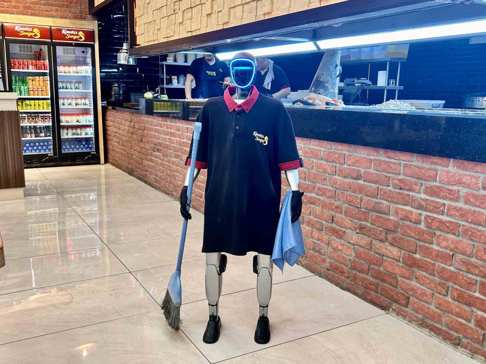 Ankara'da Robot Garson Fiko, Müşterilerin Gözdesi Haline Geldi