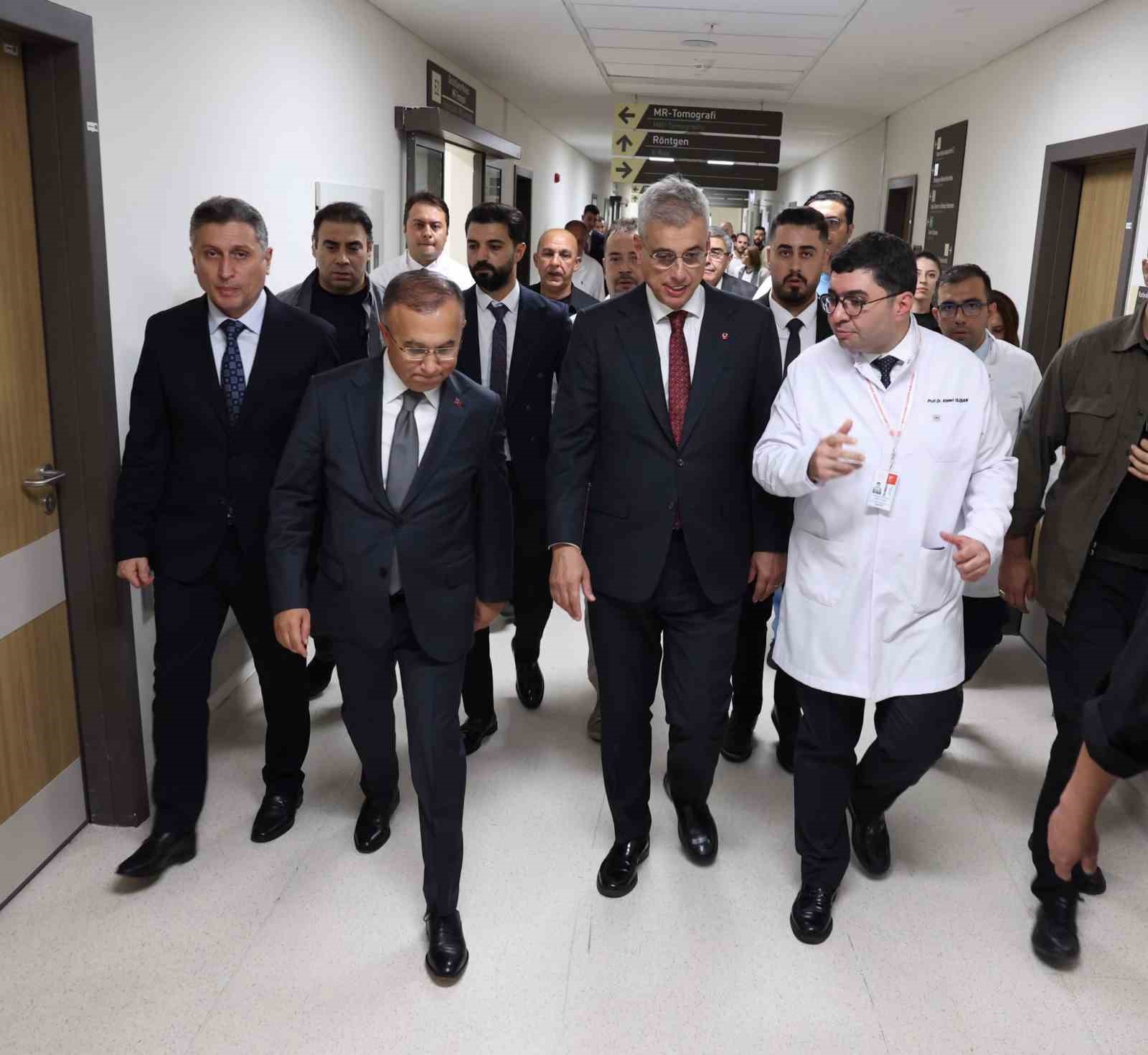 Bakan Memişoğlu, bıçaklı saldırıya uğrayan Milletvekili Meriç’i hastanede ziyaret etti