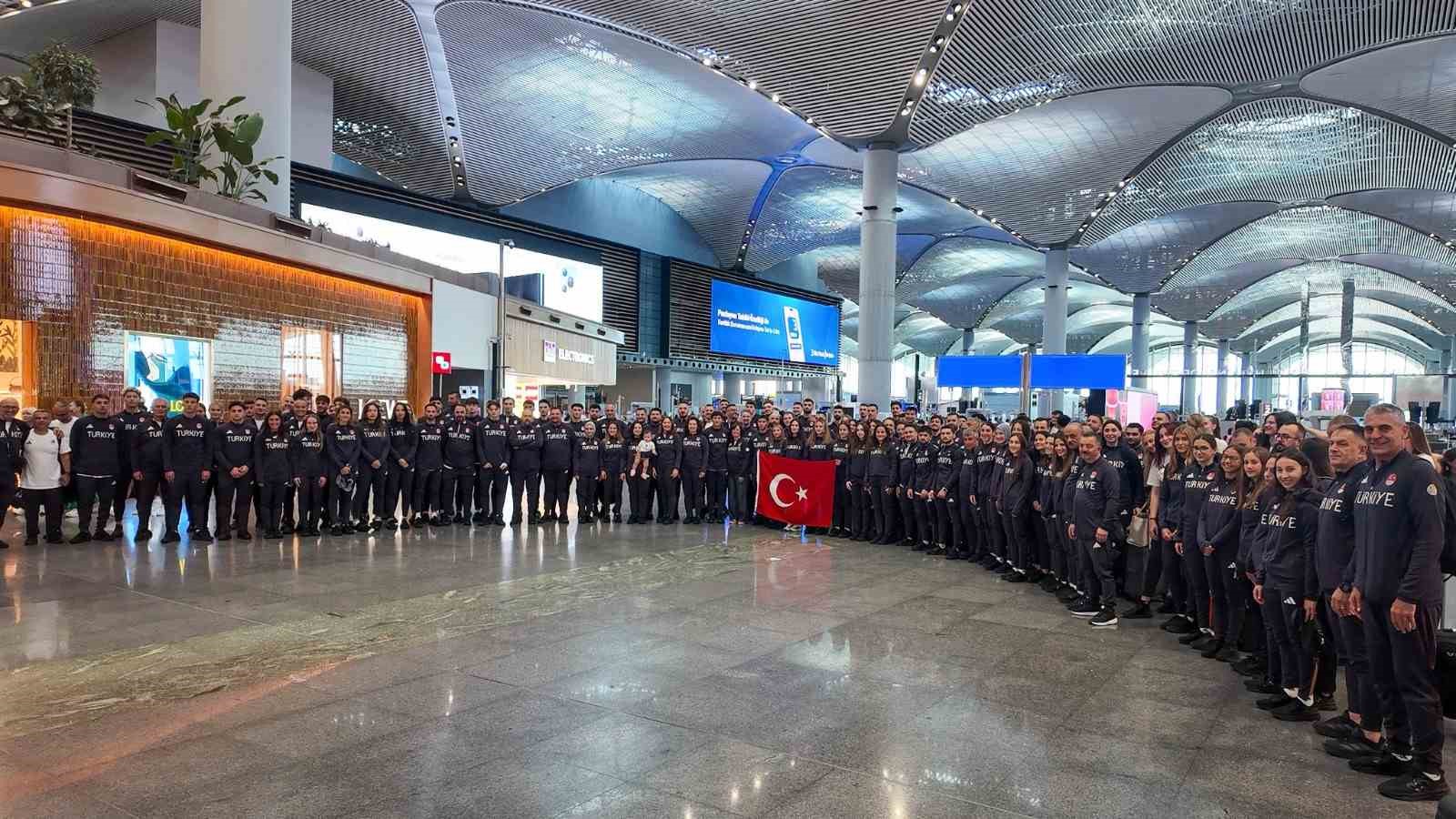 Bakan Bak: "Milli sporcularımızın başarıları ülkemizin tanıtımına katkı sağlıyor"