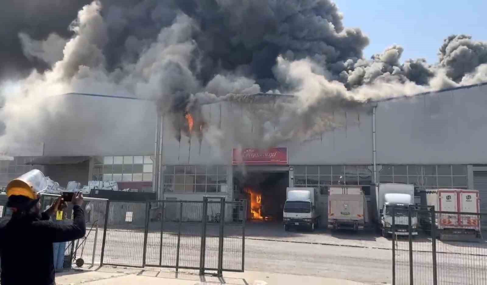 Ankara'da Kargo Deposunda Çıkan Yangın Kısa Sürede Kontrol Altına Alındı
