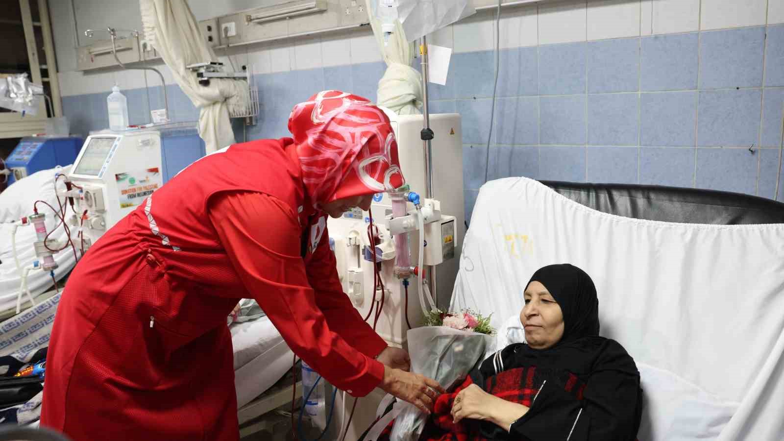 Türk Kızılay Genel Başkanı Yılmaz, Kahire’de Gazzeli hastaları destekledi