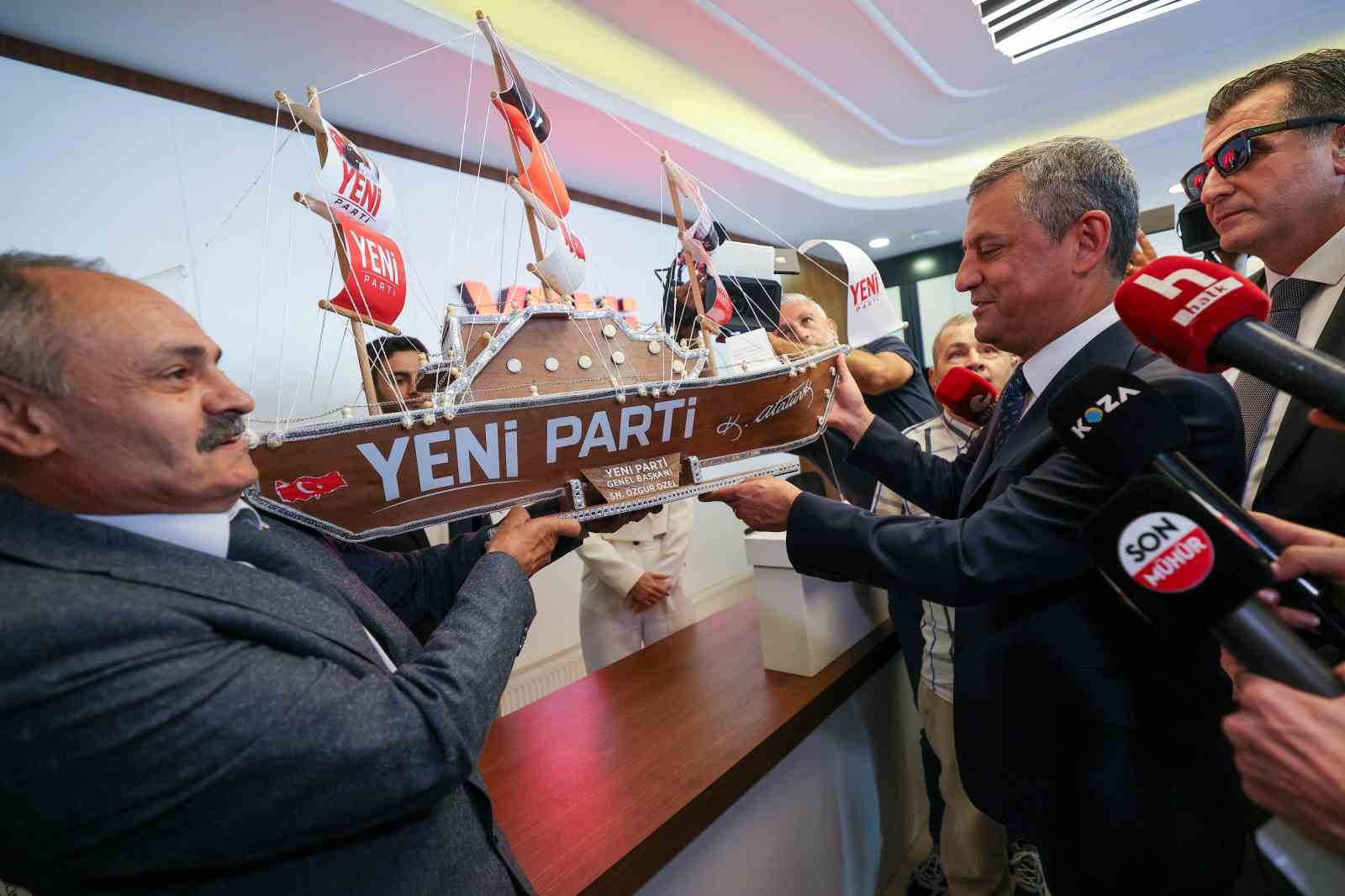 Özgür Özel, YENİ Parti Genel Merkezi'nde Fidan Dikimi Gerçekleştirdi