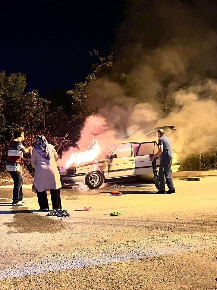 Pursaklar'da Yolda Yangın Çıkan Araç Kullanılamaz Hale Geldi