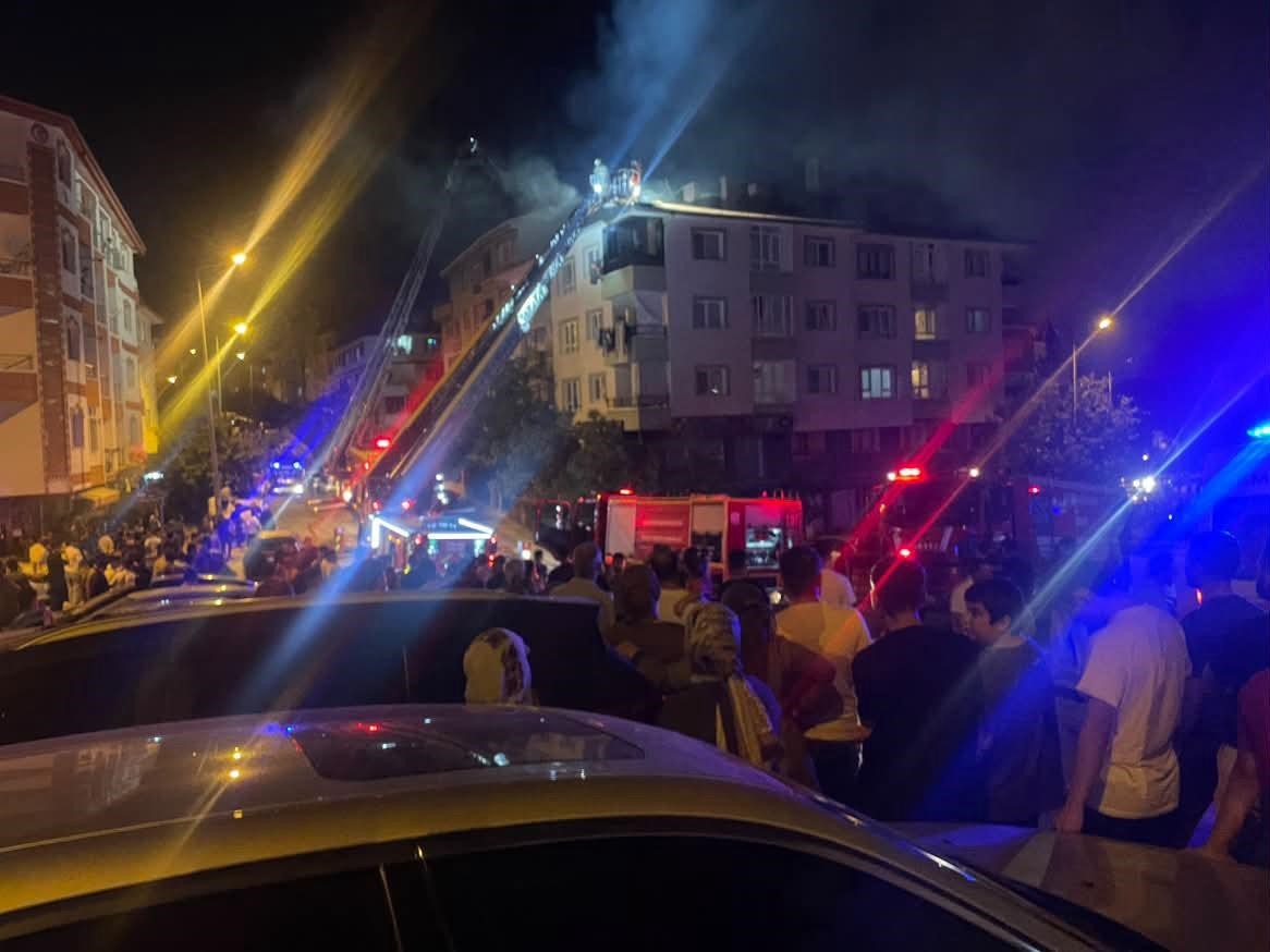 Ankara'da Bina Çatısında Yangın; İtfaiye Hızla Müdahale Etti