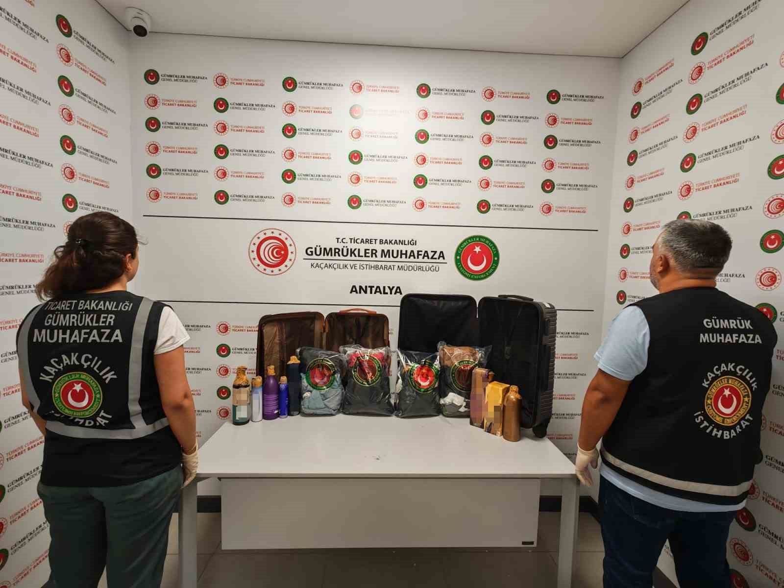 Antalya Havalimanı'nda Uyuşturucu Operasyonu: 19 Kilo Metamfetamin Ele Geçirildi