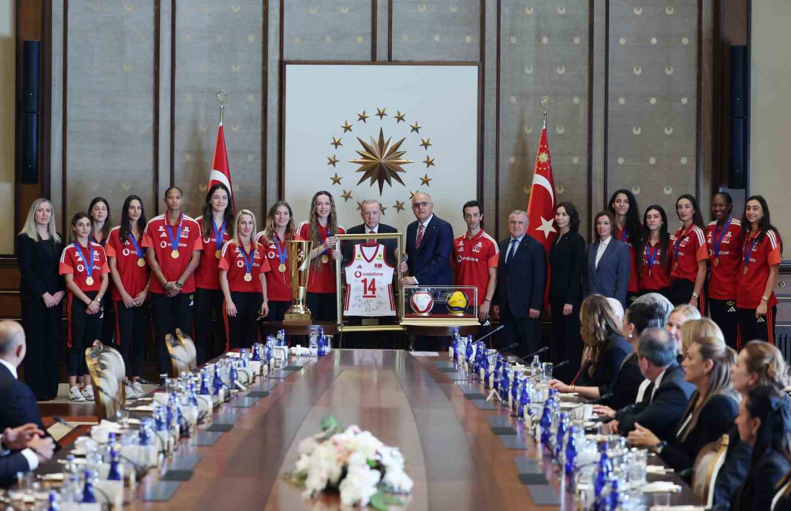 Cumhurbaşkanı Erdoğan, Şampiyon Voleybol Takımlarını Ağırladı