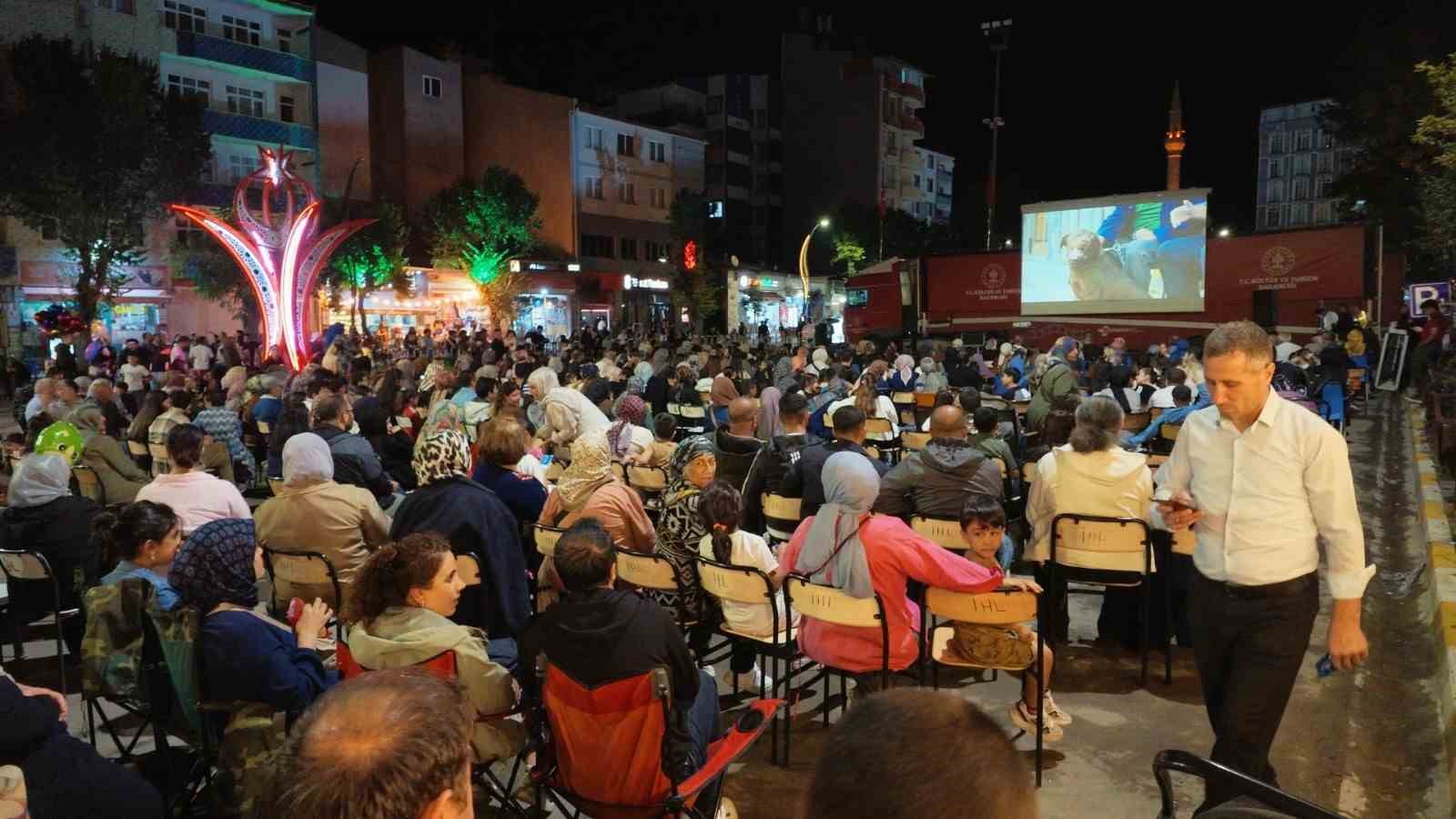 Gezen Sinema, Türkiye'nin 81 ilini dolaşarak bir buçuk milyon çocuğa ulaştı