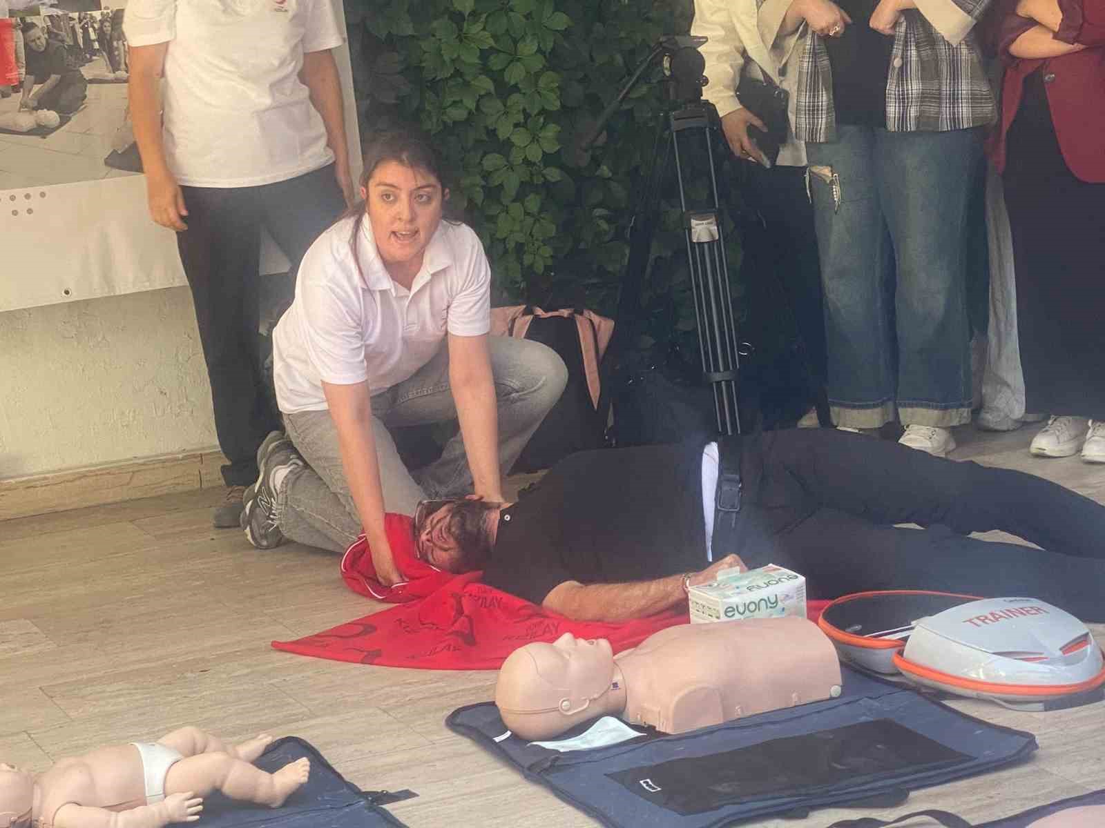 Dünya İlk Yardım Günü'nde Genç Kızılay Gönüllüleri ile Birlikteyiz