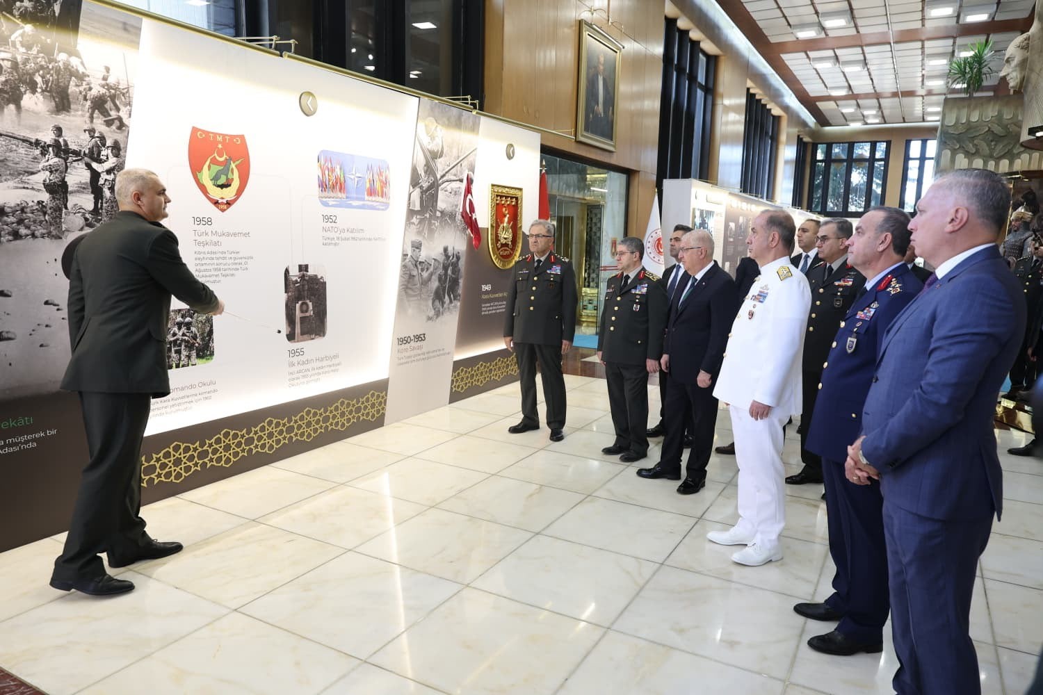 Bakan Güler, Kara Kuvvetleri Komutanlığı'nda İncelemelerde Bulundu