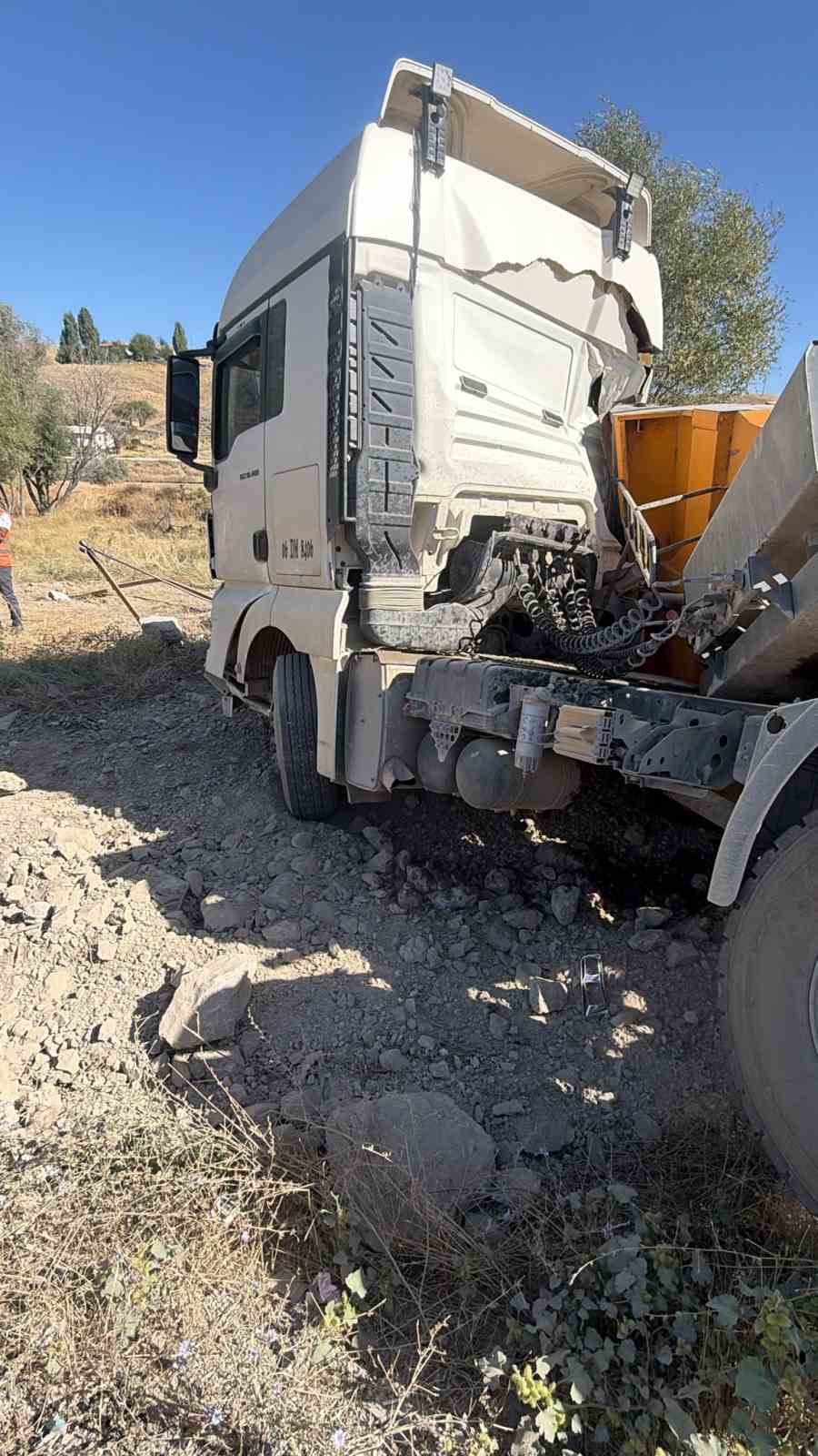 Ankara'da Aşırı Yüklü Tır Devrildi