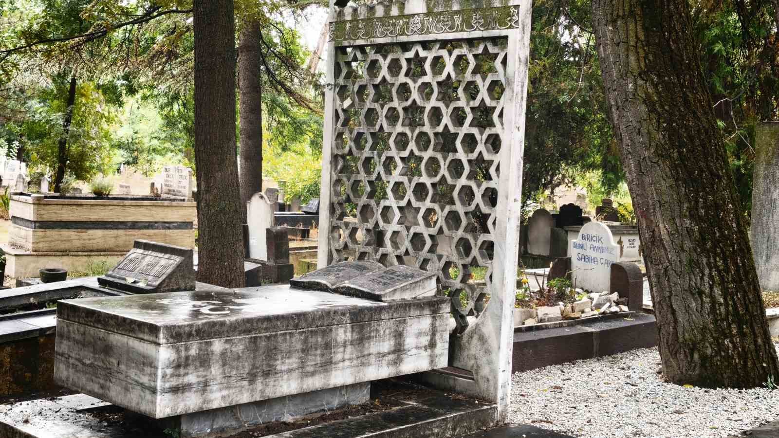 Eski İçişleri Bakanı Gedik'in Mezarı İstanbul'a Naklediliyor
