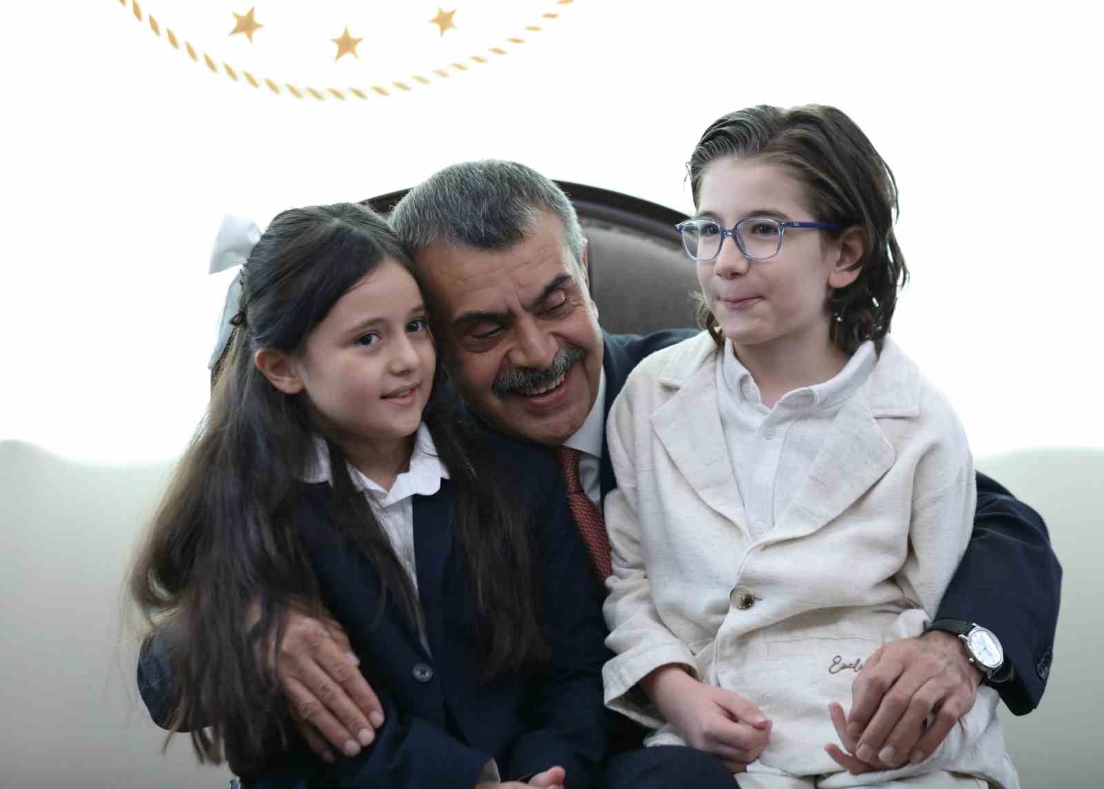 Cumhurbaşkanı Erdoğan ile türkü söyleyen minik öğrenciler Bakan Tekin'i ziyaret etti