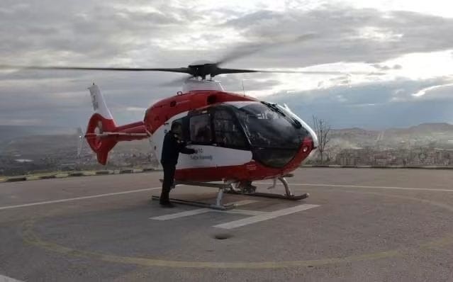 Kalp krizi geçiren vatandaş helikopterle hastaneye ulaştırıldı