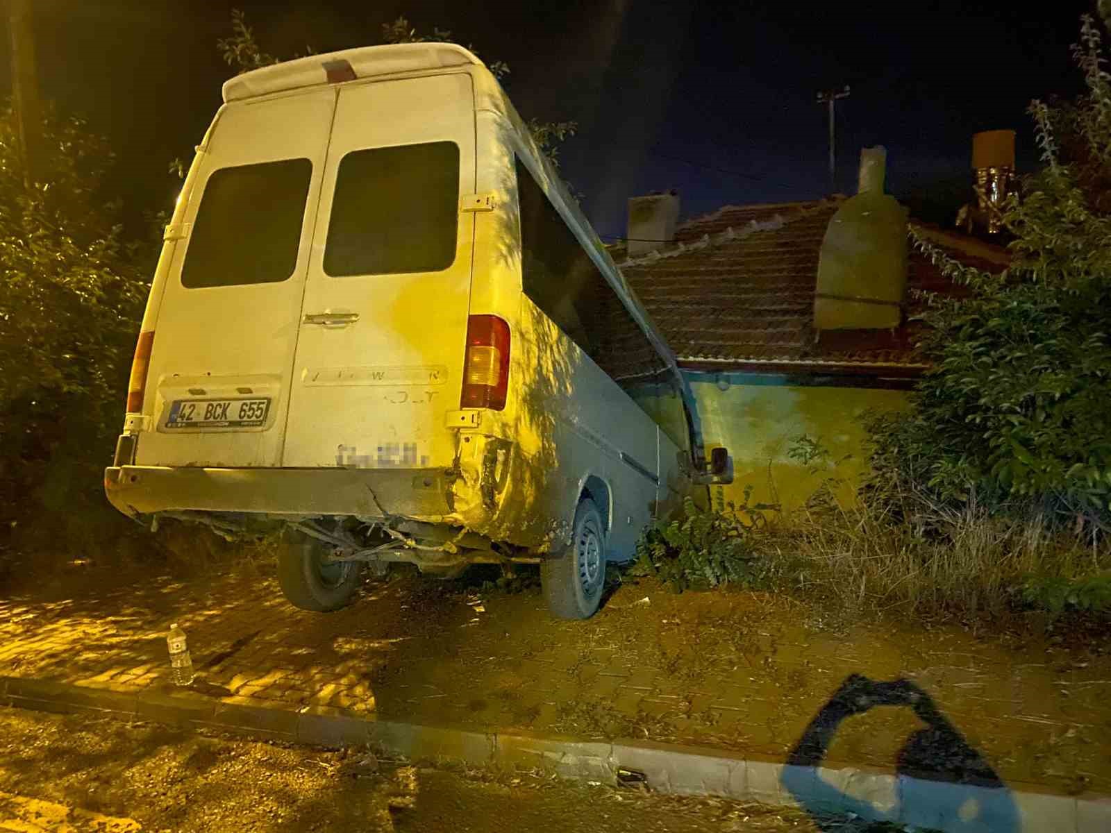 Ankara'da Freni Çekilmeyen Minibüs Duvara Çarptı