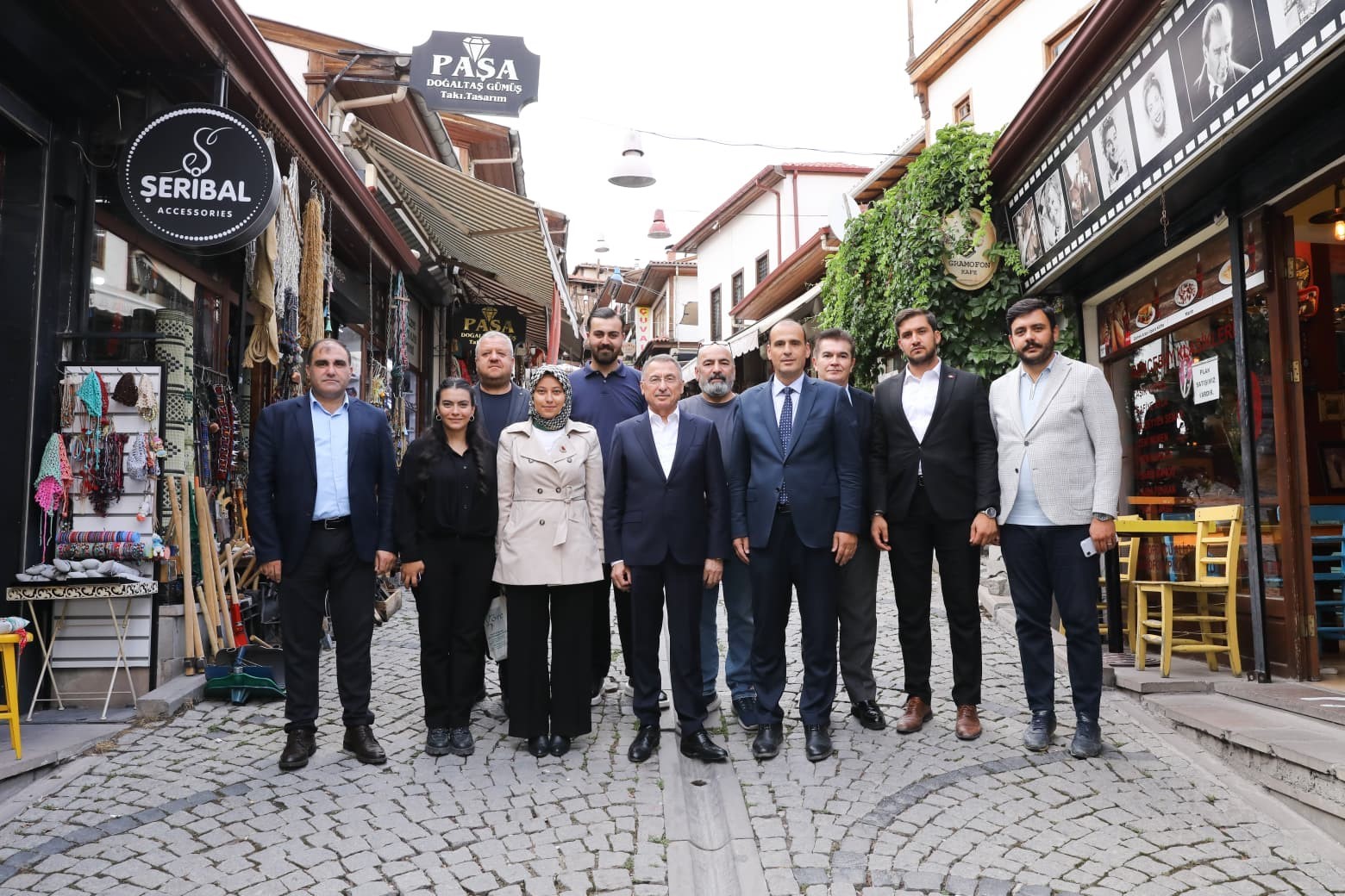 Fuat Oktay, Ulus'ta Cuma Buluşmalarıyla Esnaf ve Vatandaşlarla Bir Araya Geldi