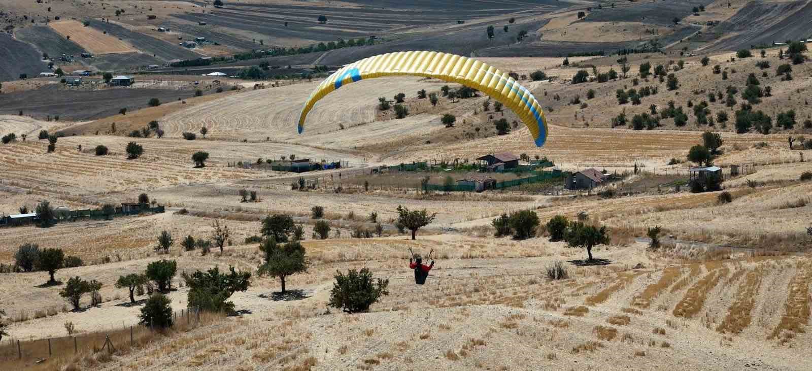 Ankara'nın Zirvelerinden Gökyüzüne: Bekir Kutlar’ın Yamaç Paraşütü Serüveni