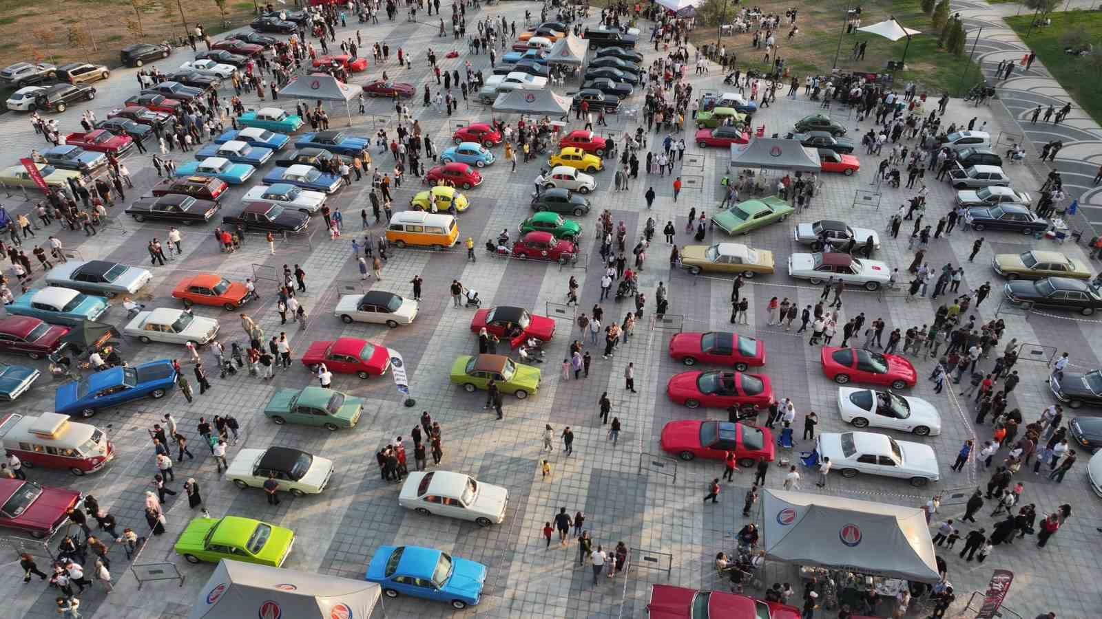 Sincan Park'ta Klasik Otomobil Festivali Rüzgarı Esti