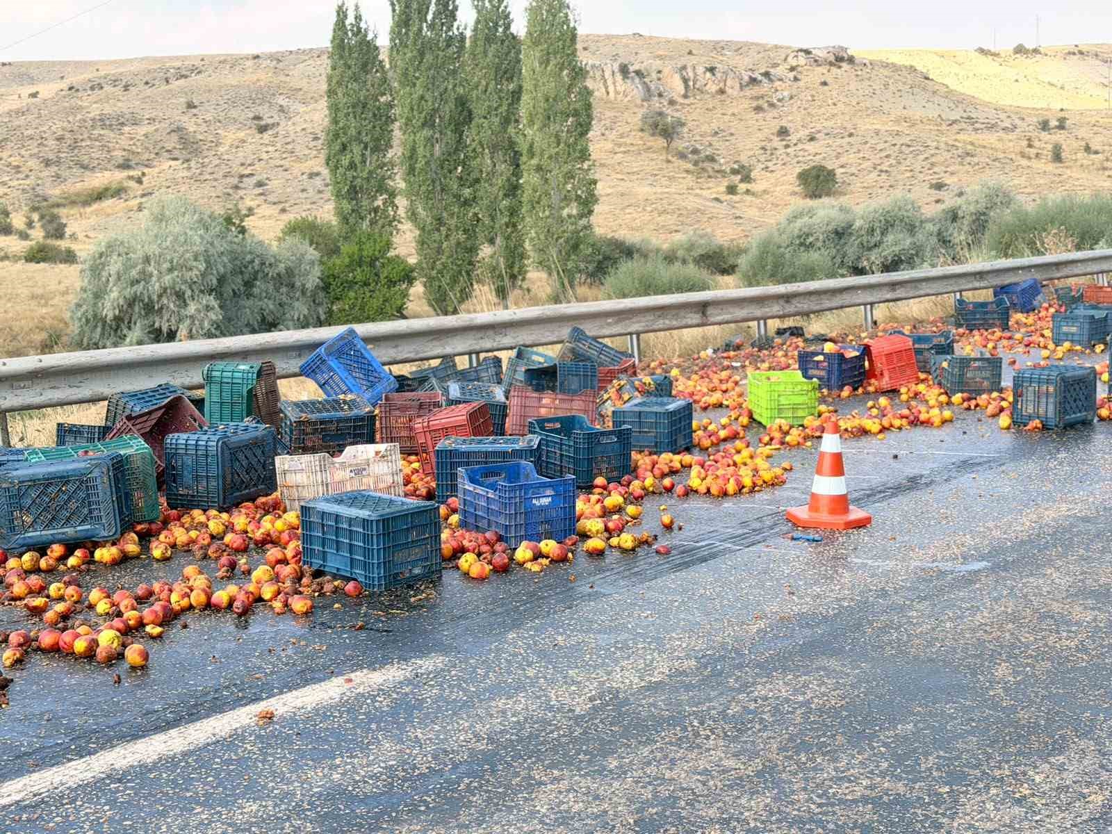 Ankara'da Tırın Dorsesi Yan Yattı, Şeftaliler Yola Saçıldı