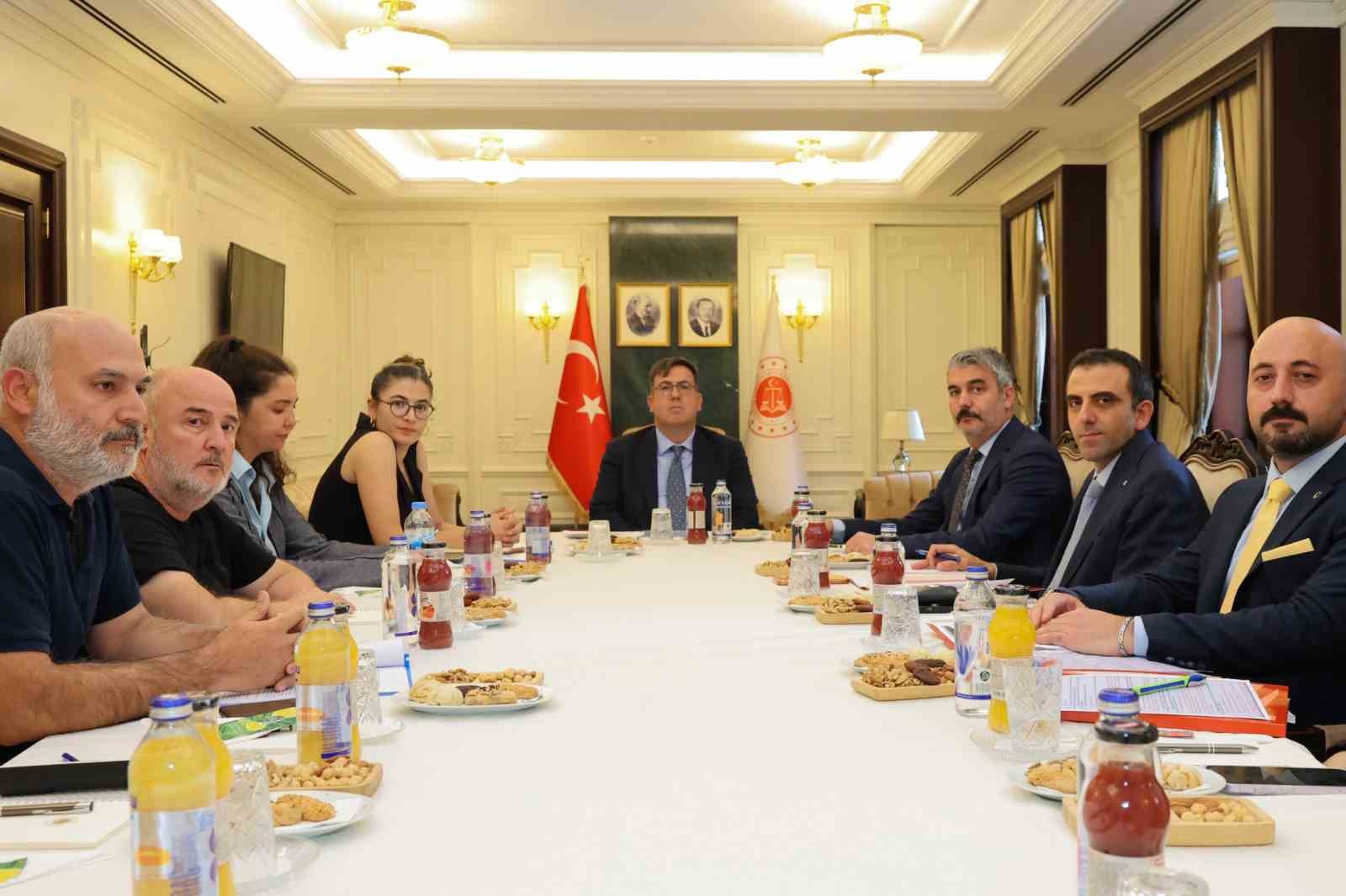 Adalet Bakan Yardımcısı Can Tuncay, Depremzede Ailelerle Bir Araya Geldi