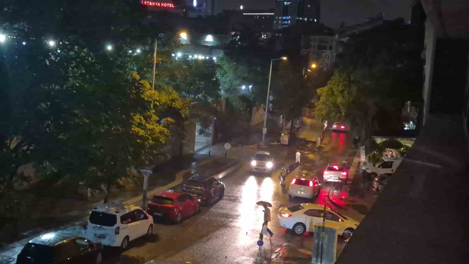 Ankara'da Sağanak Yağış Sokakları Göle Çevirdi