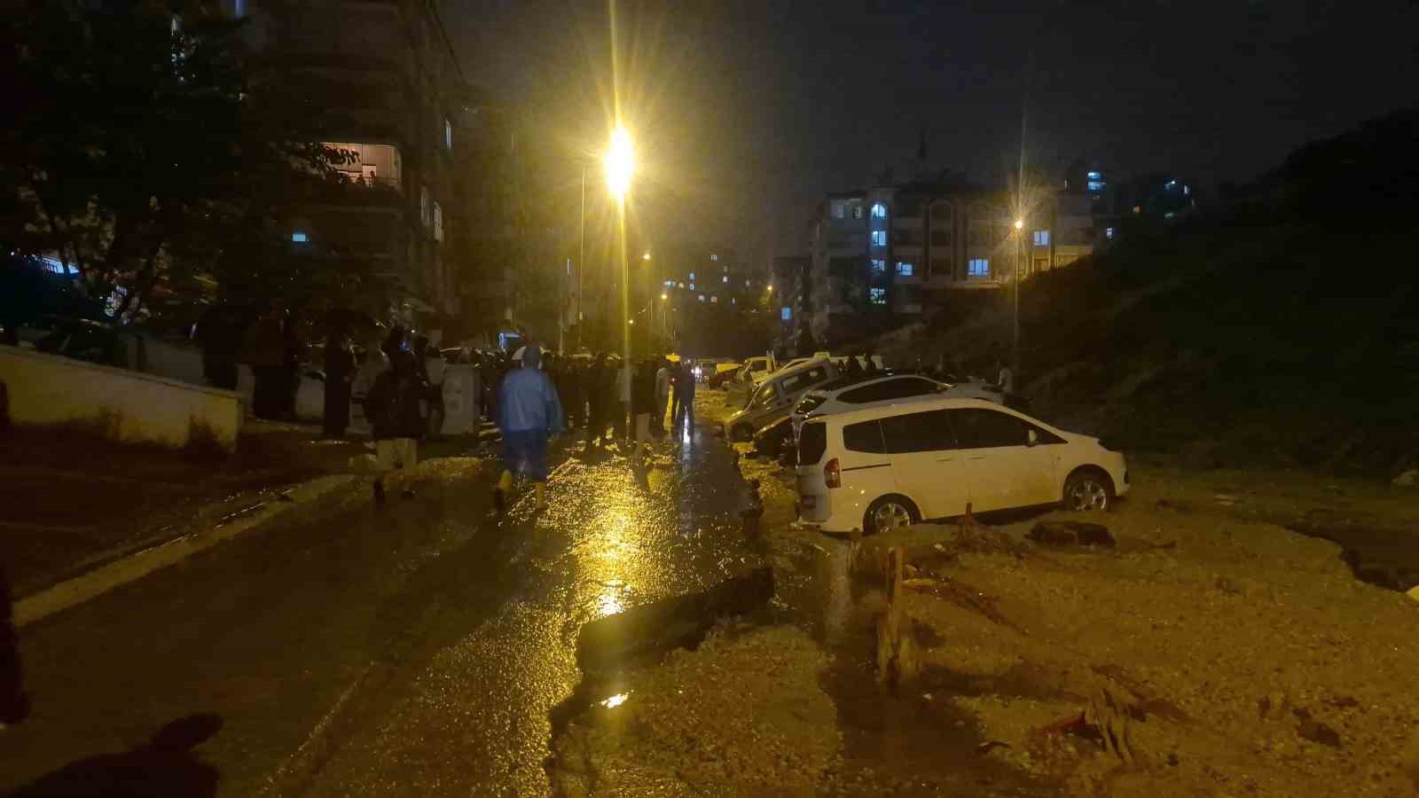 Ankara'da Sağanak Yağış Yol Çökmesine Neden Oldu, Araçlar Mahsur Kaldı