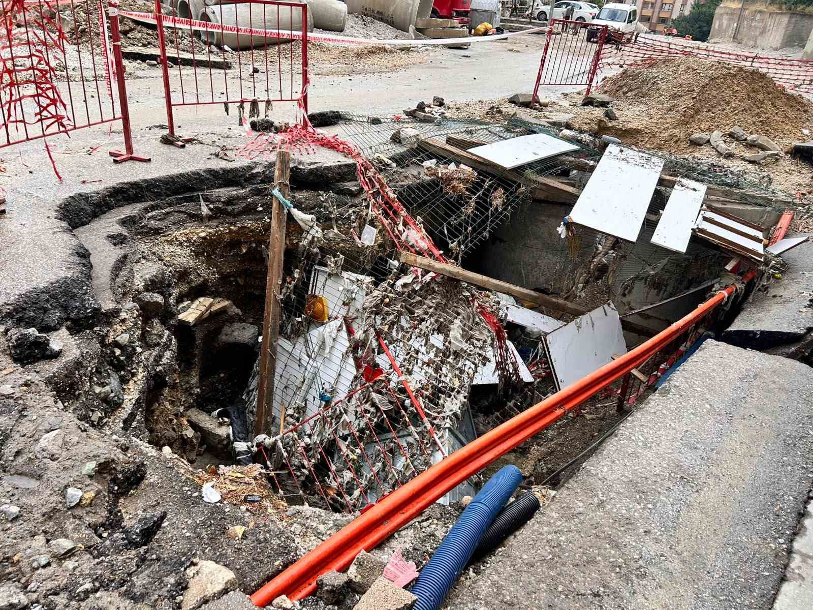 Ankara’da Sel Sonrası Yolda Büyük Çökmeler ve Araç Hasarları